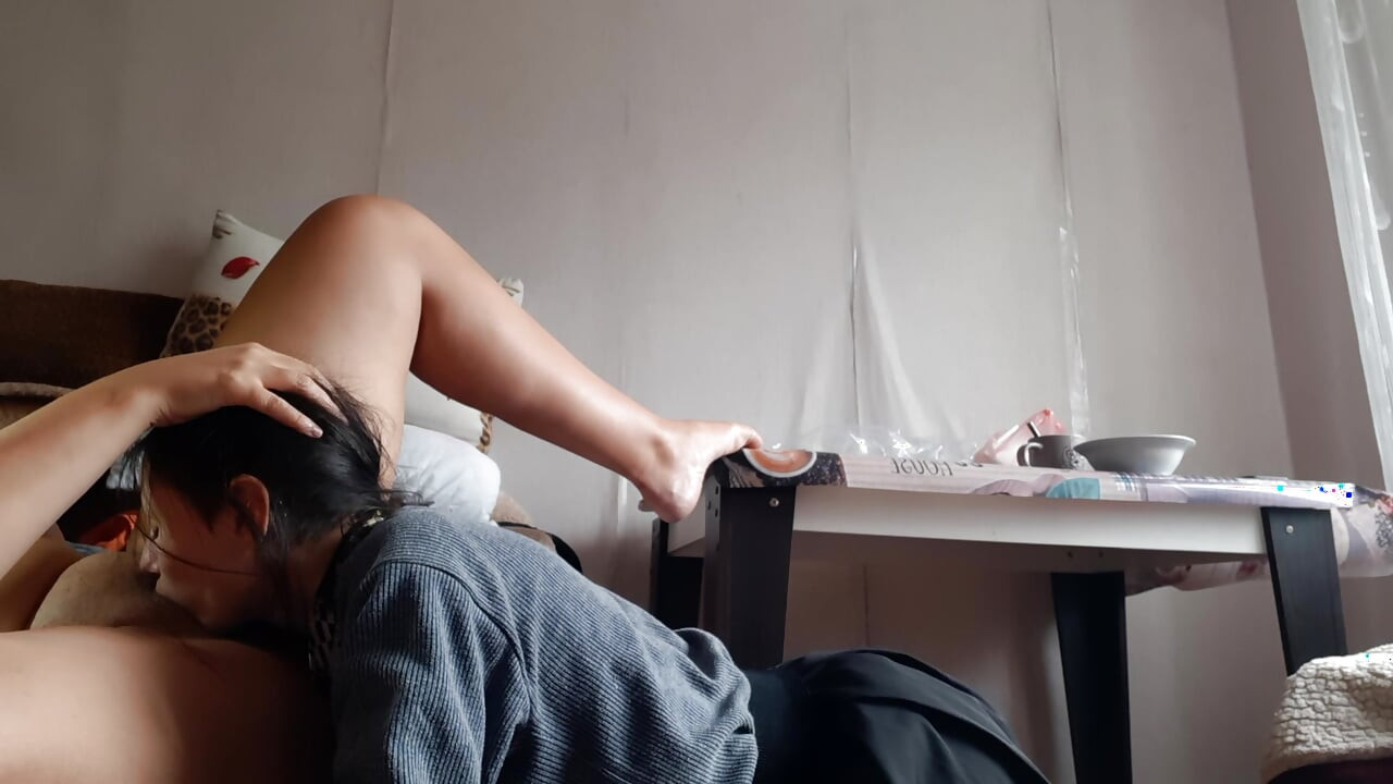I give my girlfriend a head massage while she sucks, kisses, and licks my pussy