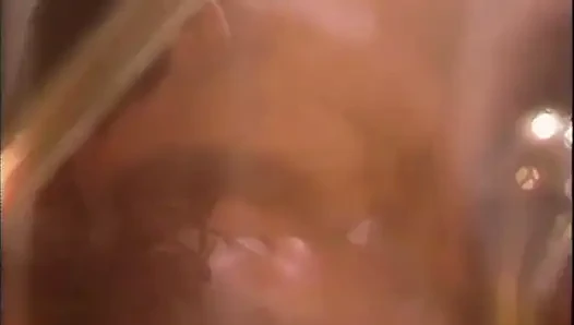 Si cewek hot rambut cokelat ini dientot habis-habisan sama kontol besar sampai meringis keenakan