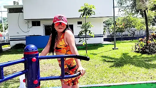 Соблазнение незнакомца в парке: сногсшибательная латинская милфа берет его домой на дикую встречу