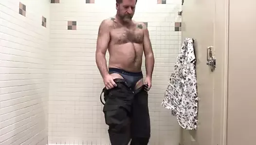 Un beau-père poilu se masturbe dans la salle de bain