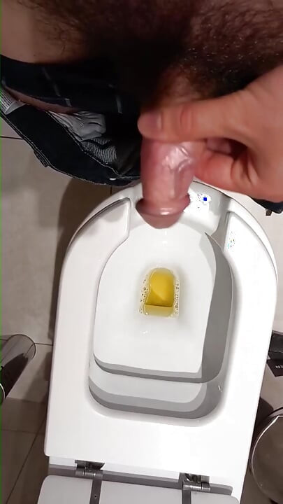 직장 화장실에서 거대한 자지로 사정하는 장면.