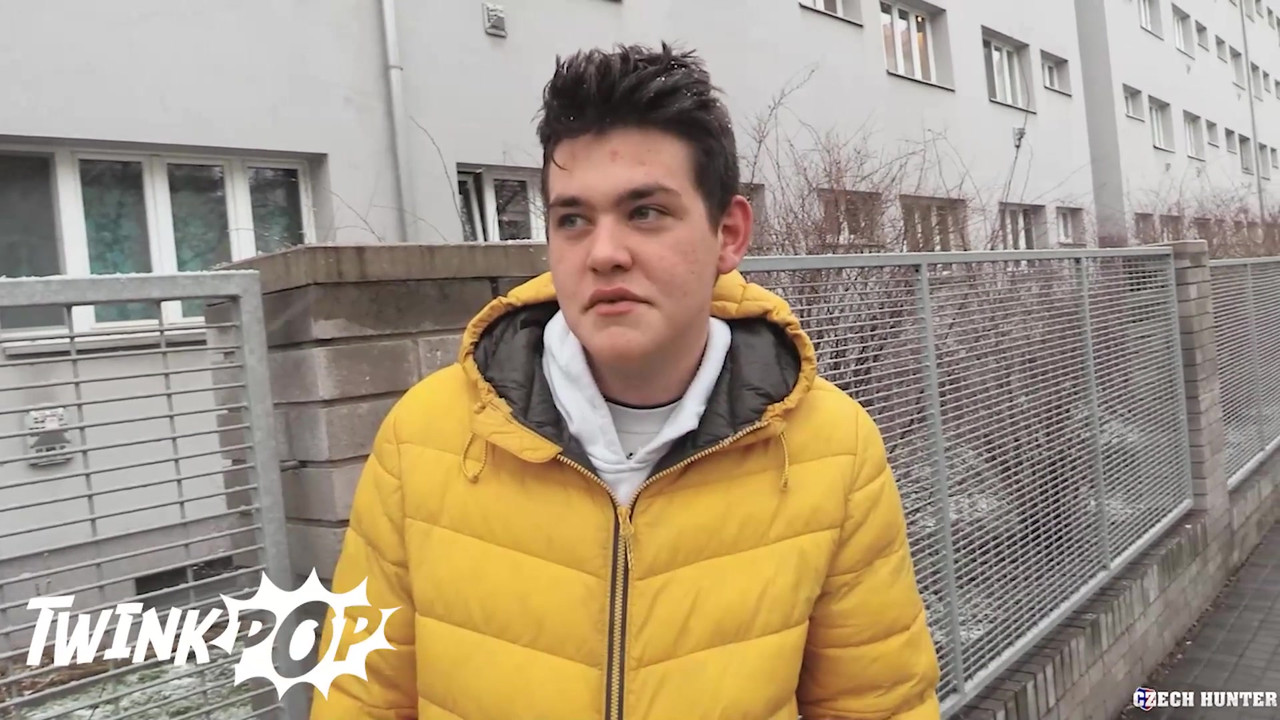 他在去买烟的路上遇到了一个愿意给他额外爱的男人 - twink pop