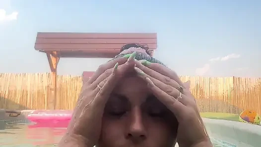 Стринги бикини соблазняют бассейн - влажный танец и игривые вибраторы