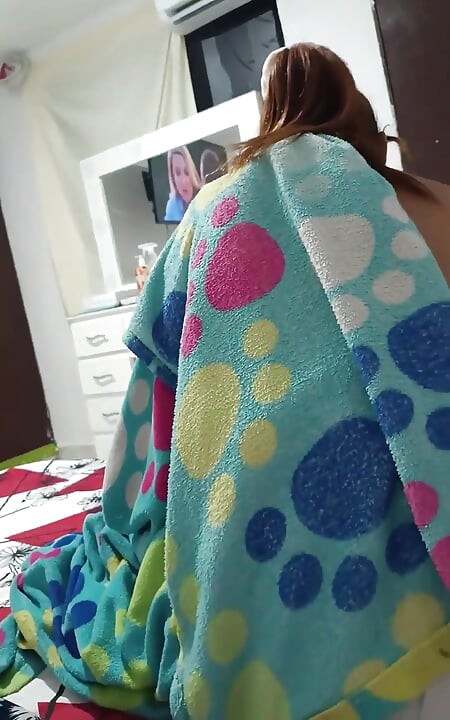 我在我的妻子做指甲时自慰