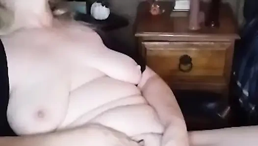 Bu seksi iri güzel kadın için ateşli bir orgazm! Seksi orta yaşlı seksi iri güzel kadın küçük bir dans ediyor ve sonra sikişiyor!