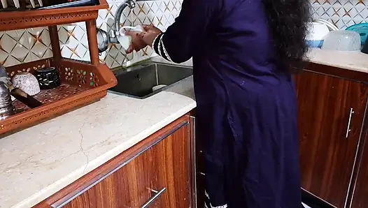 Suami India berhubungan seks dengan istrinya di dapur