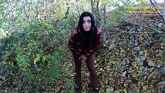 Pembantu nakal menggodaku dengan sapu dan kain sosis di kamar yang berdebu