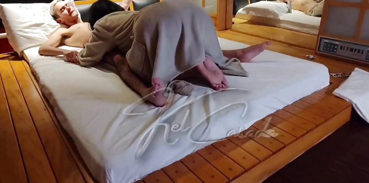 Tôi đưa chồng tôi và một chàng trai đến một nhà nghỉ và làm tình tuyệt vời với cả hai người họ.