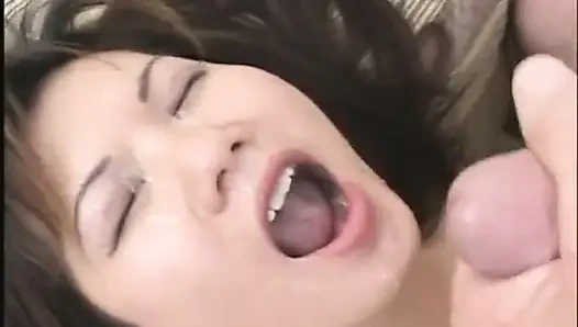 Азиатскую киску с большими сиськами трахают в позе публичный секс