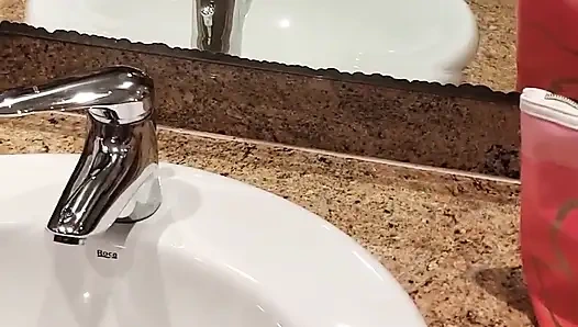 Наблюдаю за моей юной сводной сестрой в гостиничном номере. Они застукали меня и подрочили в душе