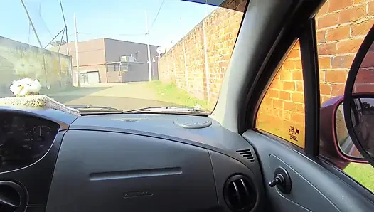 Die stiefschwester gibt ihrem perversen stiefvater einen leckeren blowjob auf der straße