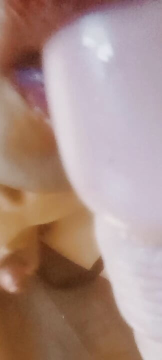 Une trans desi jouit sur le visage en gros plan, POV