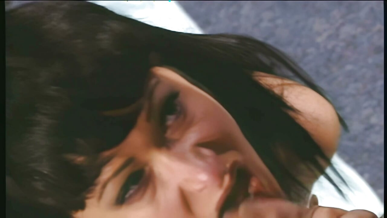 Děvky z gangbangu s análním creampiem, ze kterých tečou husté nálože