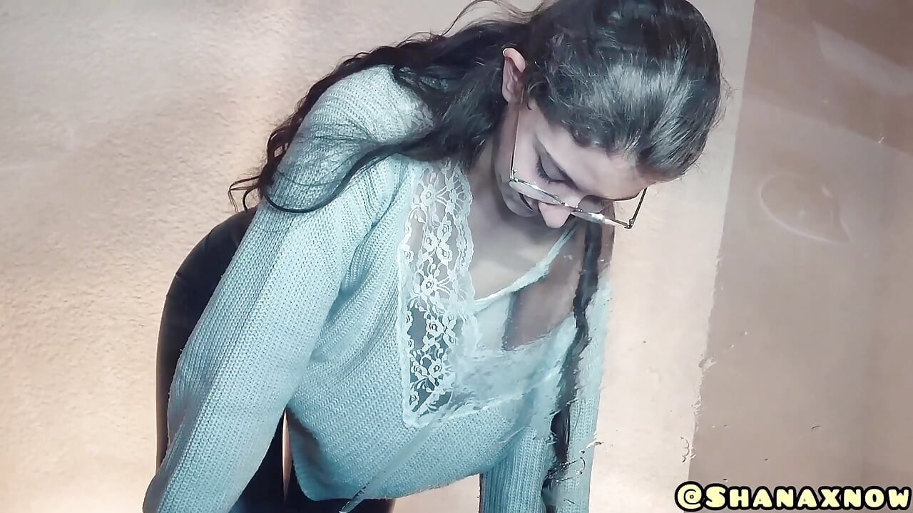 FETISCH SPUCKEN, SQUIRTEN UND PINKELN AUF EIN AUTO (TEIL 1)