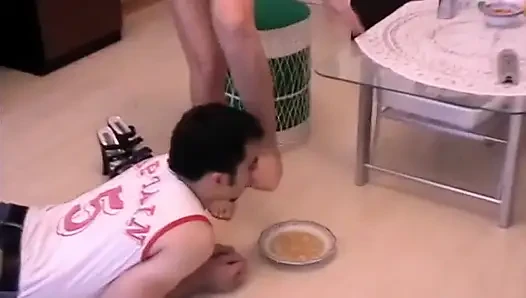 Füttere ihn mit ihren füßen