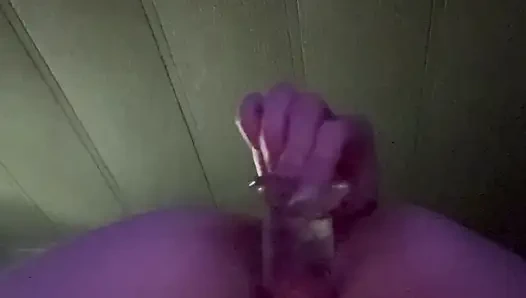 Orgasme memaksa dildo keluar dari memek sempit yang membungkuk ini