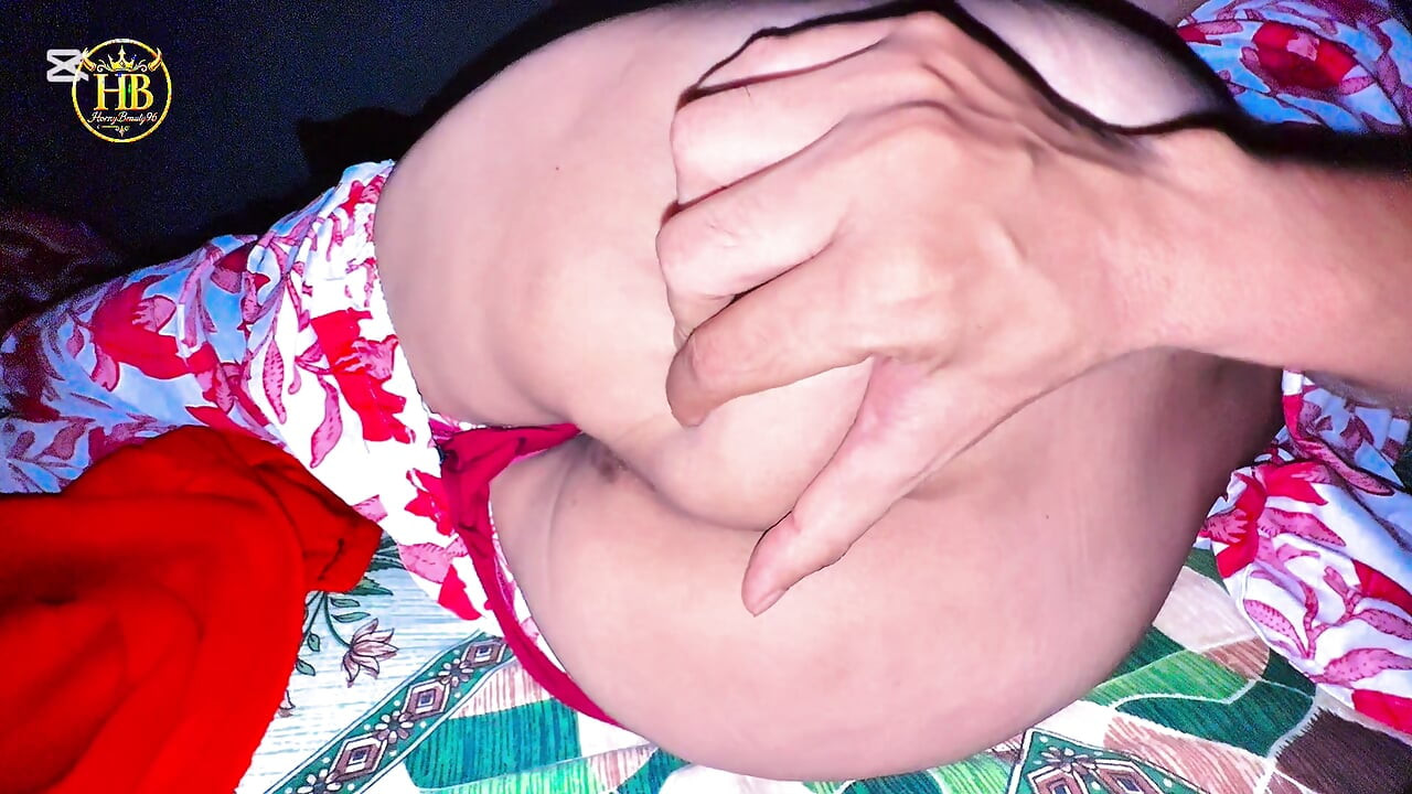 Bhabhi linda vai para o quarto e ele fode-lhe o cu na aldeia indiana