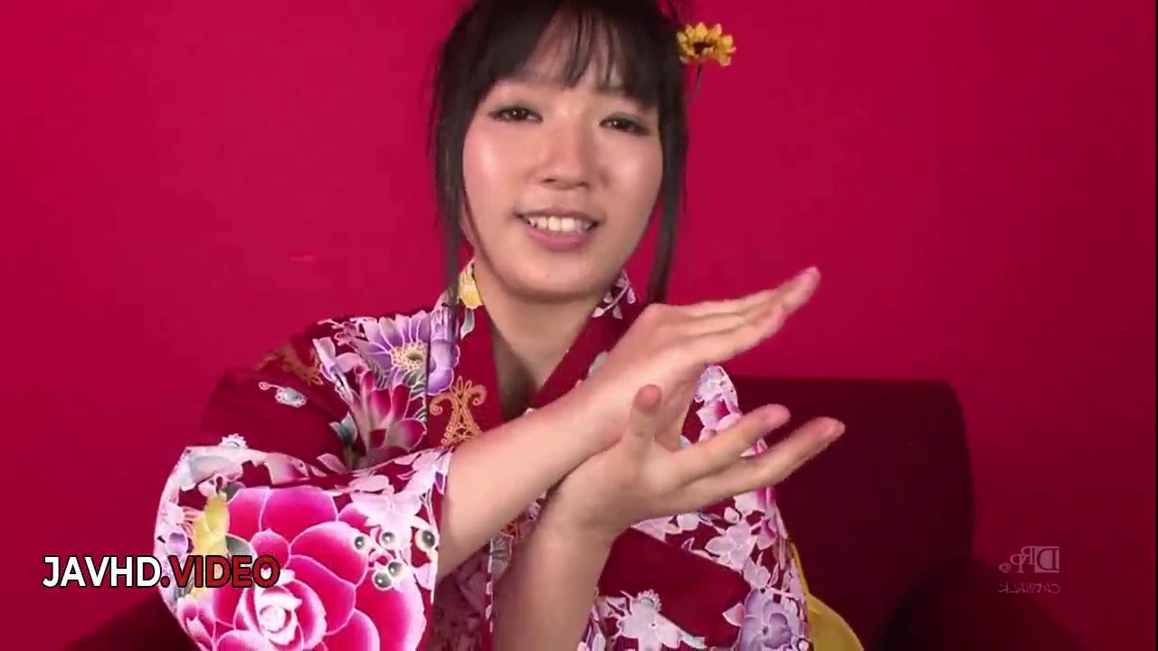 千春は情熱的なJAVフェラチオを披露し、着物姿で激しく突き進む