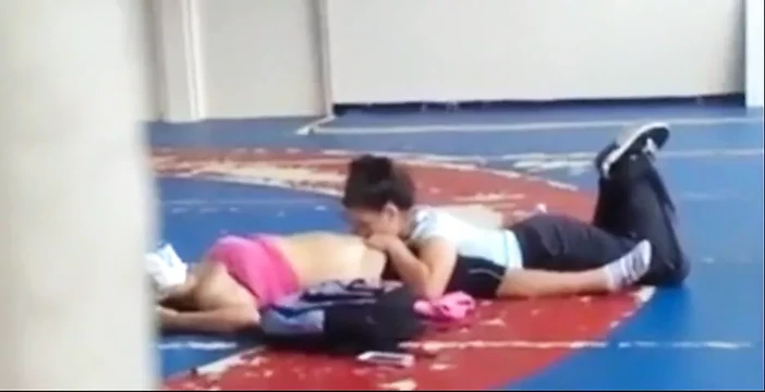 deux coquines surprise au gymnase