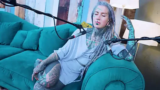 M hakkında konuşuyorum - müzik - asmr podcast sfw konuşuyor gotik sıska kız dreadlocks dövmeli model dövmeli kız