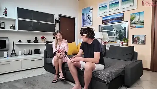 Boşanmış üvey anne, nafaka ödenliğinden vazgeçmemek için üvey oğlunun fahişesi olur