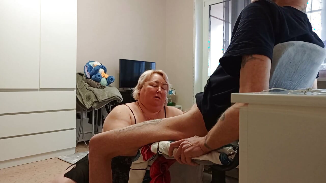 Sakso çektikten sonra arkadaşımın ağzını dölle dolduruyorum ve o yiyor