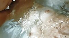 Zeemeermin babysitter geneukt in haar strakke natte poesje in het bad tijdens het baden