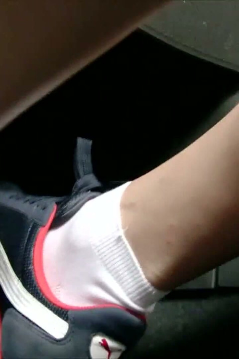 Kjøring og pedal pumping i blå Nike-sneakers og hvite sokker