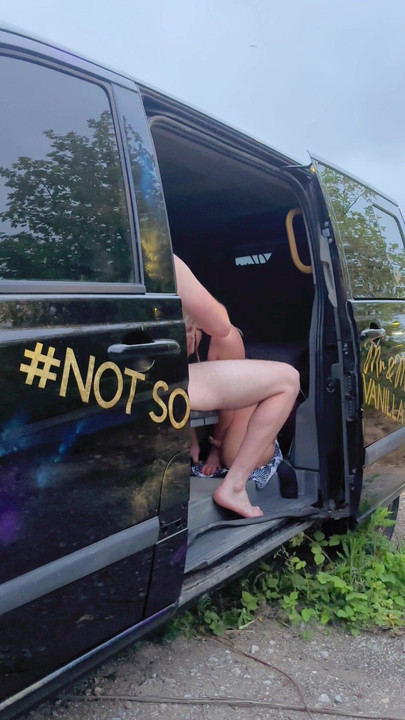 Avez-vous vu ma camionnette de dogging Pas si vanille en tournée ? Gardez les yeux rivés sur les emplacements annoncés sur mes OnlyFans ! SEULEMENT!