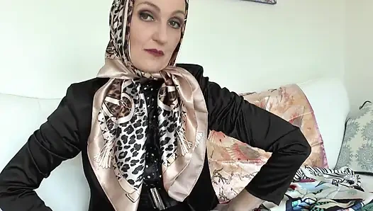 Hari scarf satin! Muncrat di seluruh syal satinku, lady victoria valente