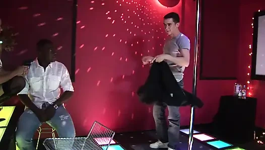 Penari striptis hot dientot sama beberapa pria yang beruntung