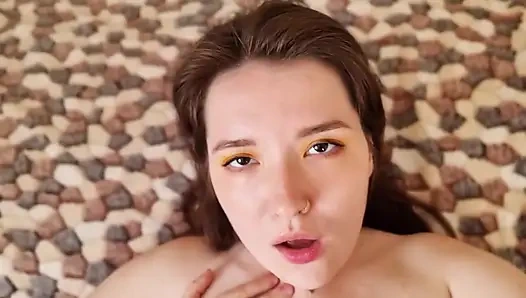 Seniman fem muda yang sange pengen nyepong kontol