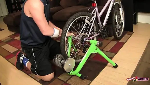 Sara Jay büyük göğüslerini öperken adamın büyük yarağına biniyor