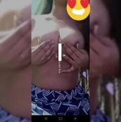 Indian girlfriend showing boobs