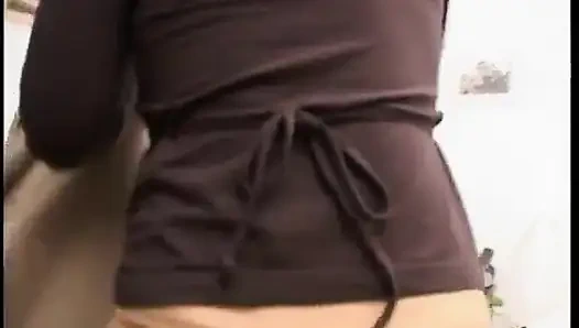 Милая рыжая крошка ублажает ее киску вибратором