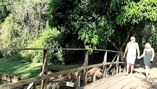 Ngentot di balik pohon di taman sama pria kulit hitam kontol besar