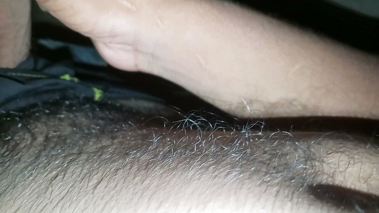 Bu yolcuyla arzu çok büyüktü, serseri kıçıma iki kez boşaldı, arabayı R'deki genelev sokağında durdurdum.