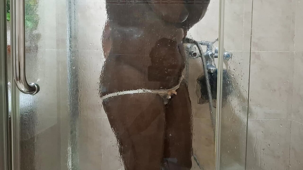 我的前任拍摄我洗澡。