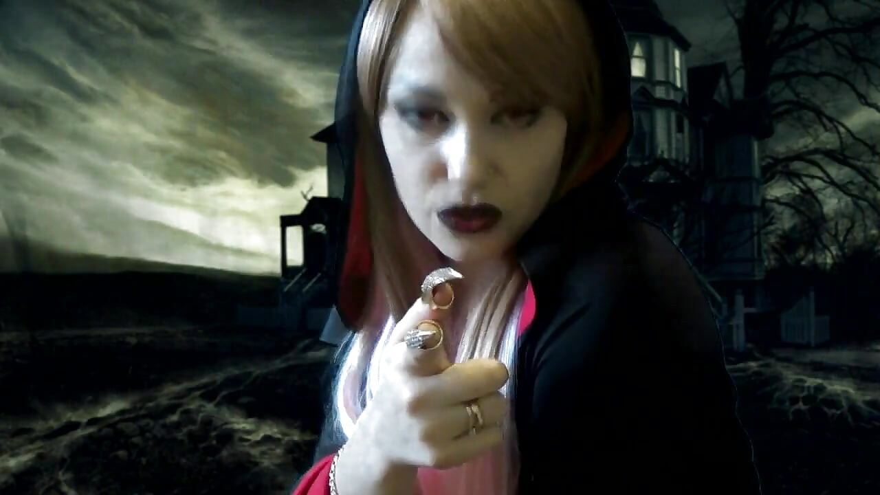 Je suis ta maîtresse vampire diabolique et je décide ce que tu vas faire