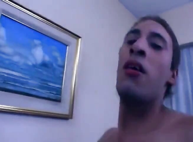 Anh chàng trưởng thành bẩn thỉu thật là khó chịu với cậu bé