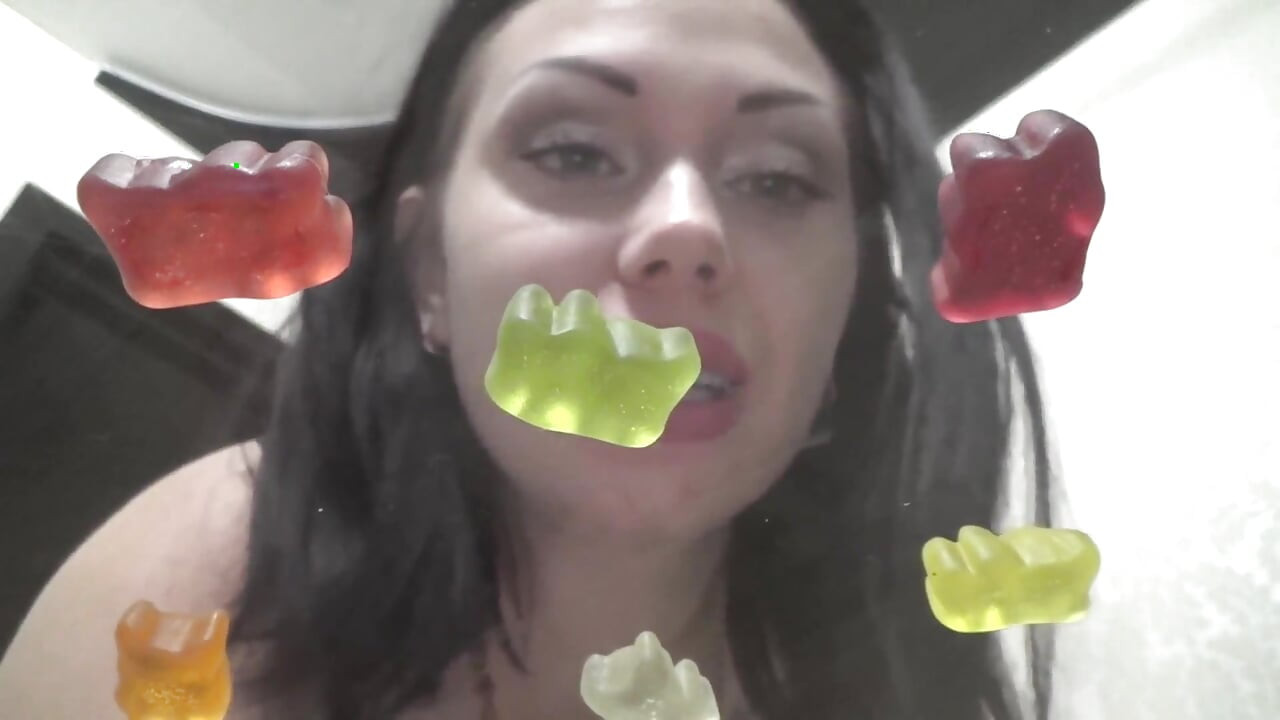 ¡Consumiendo gomitas del vaso!