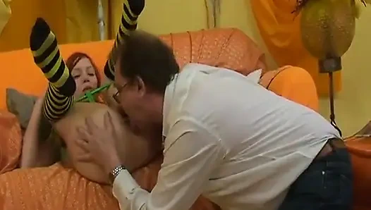 Dövmeli kızıl saçlı genç kızın götü dede tarafından sikiliyor