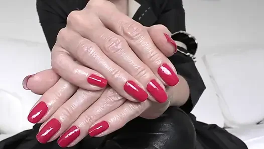 Kırmızı tırnak günü, Bayan Victoria Valente