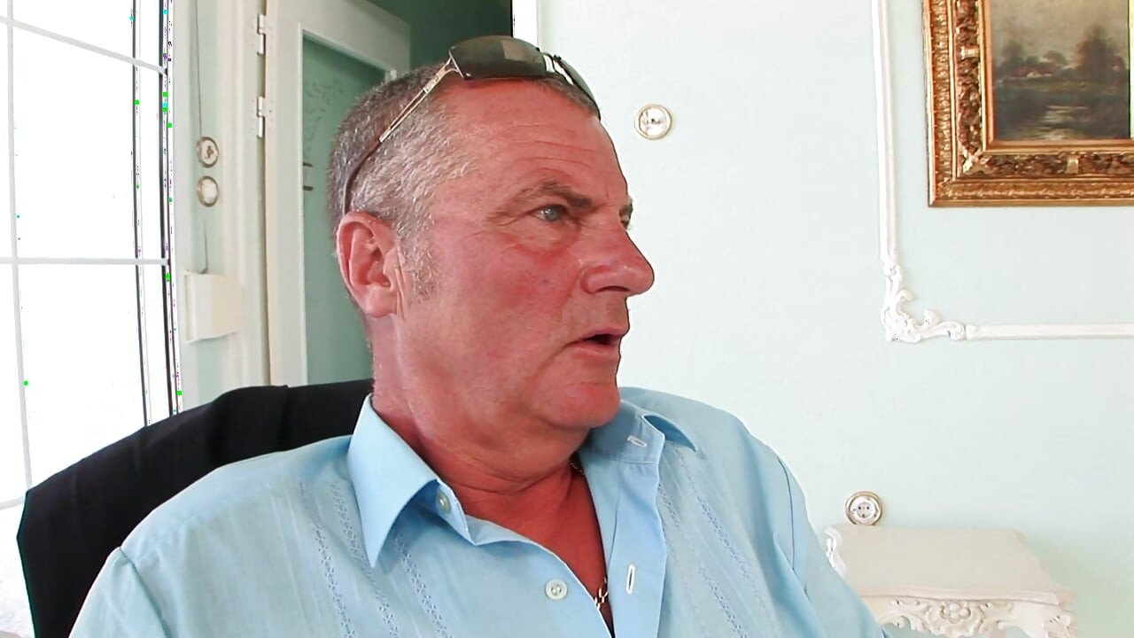 At kuyruklu genç bir kız evin orospusu