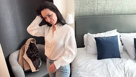 Потерявшаяся туристка показывает свои голые фото, спрашивая дорогу к Биг Бену, А потом берёт его глубоко!