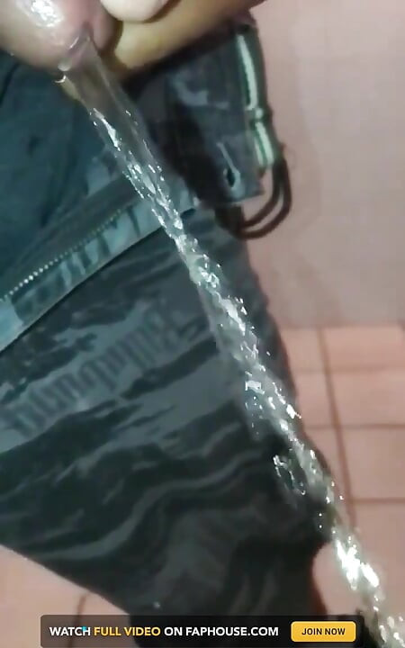 Pissing 02