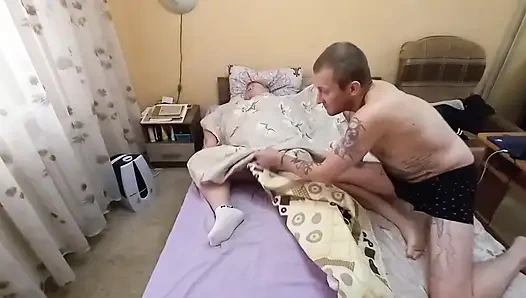 Nggak bisa bilang tidak dan ngentot cewek jalang itu dengan tangan dan kontolnya di memek