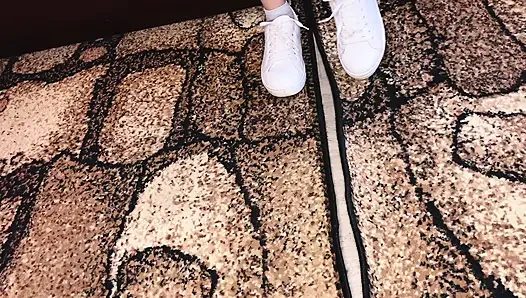Fußfetisch Turnschuhe Socke und nackte Füße / sfw