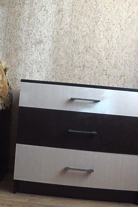 Ella se puso cachonda mientras limpiaba y se acariciaba