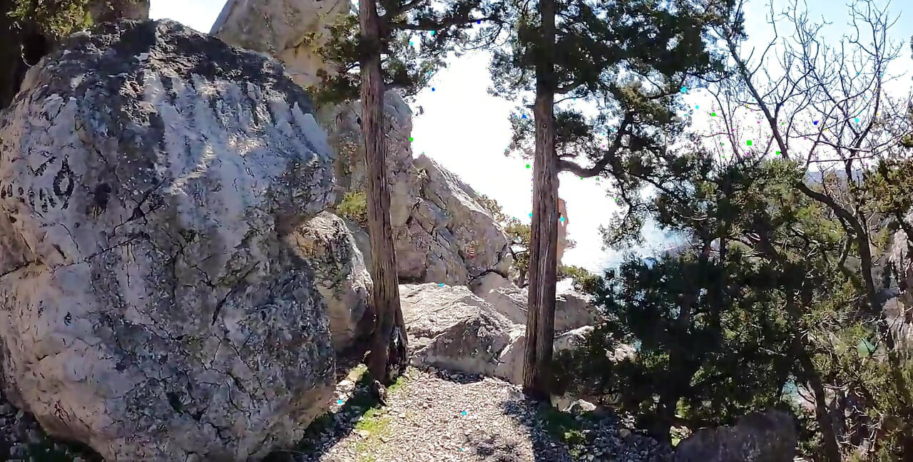 屋外エロティカでは、海と山々を背景に美しいヒップを見せる魅力的な女性がいます。